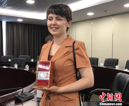 魯艾佳向記者展示她的外國人永久居留身份證。　張斌 攝